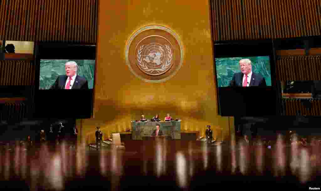 도널드 트럼프 미국 대통령이 미국 뉴욕의 유엔본부에서 열린 제 73회 유엔총회에서 연설하고 있다. 트럼프 대통령은 연설에서 김정은 북한 국무위원장의 용기와 조치들에 감사한다고 밝혔다.