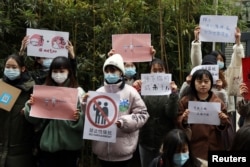 周晓璇的支持者在北京海淀区一家法院前声援周晓璇。（2020年12月2日）