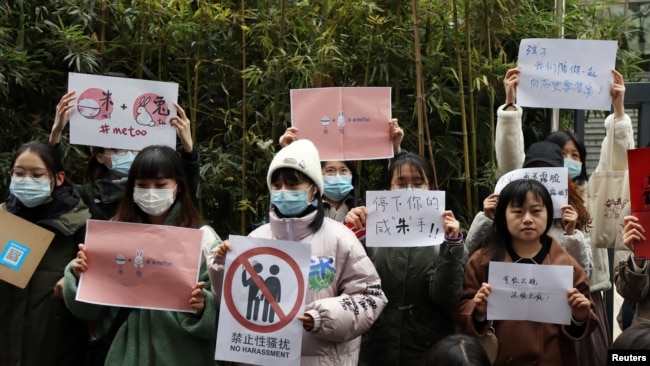 周曉璇的支持者在北京海淀區一家法院前聲援周曉璇。 （2020年12月2日）