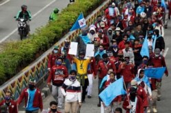 Para anggota serikat buruh berpawai menuju Istana Kepresidenan untuk demo memprotes pengesahan Undang-Undang Cipta Kerja, Jakarta, Kamis, 8 Oktober 2020. (Foto: Willy Kurniawan/Reuters)