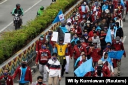 Para anggota serikat buruh berpawai menuju Istana Kepresidenan untuk demo memprotes pengesahan Undang-Undang Cipta Kerja, Jakarta, Kamis, 8 Oktober 2020. (Foto: Willy Kurniawan/Reuters)