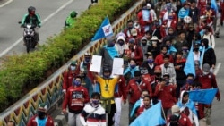 Para anggota serikat buruh berpawai menuju Istana Kepresidenan untuk demo memprotes pengesahan Undang-Undang Cipta Kerja, Jakarta, Kamis, 8 Oktober 2020. (Foto: Willy Kurniawan/Reuters)