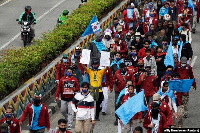 Para anggota serikat buruh berpawai menuju Istana Kepresidenan untuk demo memprotes pengesahan Undang-Undang Cipta Kerja, Jakarta, Kamis, 8 Oktober 2020. (Foto: Willy Kurniawan/Reuters)