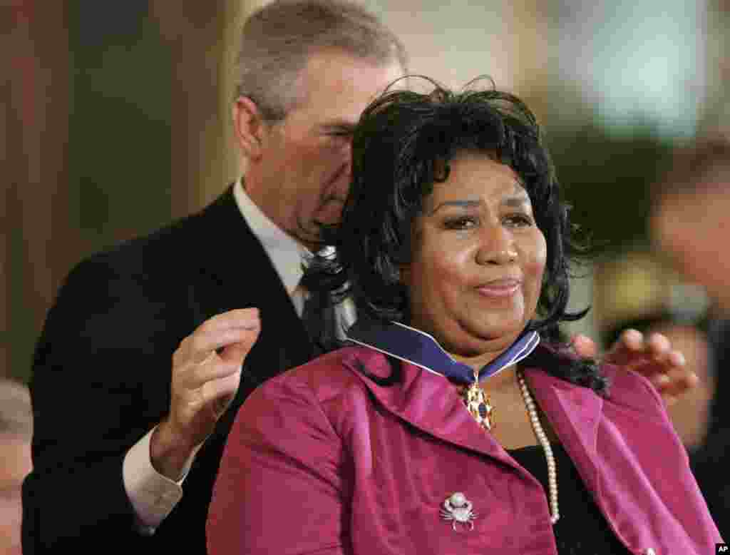 Presidente Bush coloca homenageia Aretha Franklin com a Medalha Presidencial da Liberdade na Casa Branca a 9 de Novembro de 2005 em Washington DC.