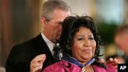 Chantèz Aretha Franklin te resevwa Meday Prezidansyèl pou Libète a (The Presidential Medal of Freedom Award) nan men Prezidan George W. Bush nan Sal Es Mezon Blanch la, nan Washington, D.C. nan dat mèkredi 9 novanm 2005.