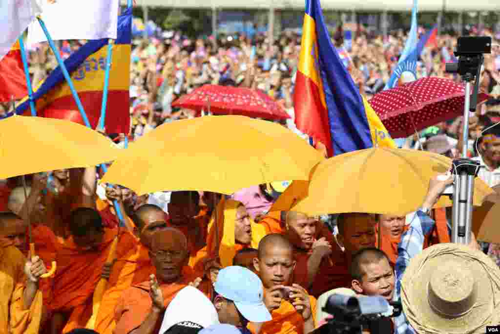 Buddhist monks took part in the opposition protest despite warning from head monks to stay away from political rally, Phnom Penh, Oct. 23, 2013. (Heng Reaksmey/VOA Khmer)