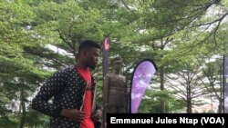 Présentation de la ligne de vêtements du jeune styliste camerounais Stéphane Djounang, à Yaoundé, le 4 juin 2018. (VOA/Emmanuel Jules Ntap)