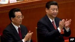 Mantan presiden China Hu Jintao, kiri, dan Xi Jinping bertepuk tangan setelah Kongres Nasional Rakyat dalam sidang plenonya memilih Xi sebagai Presiden China mendatang (foto, 14/3/2013)