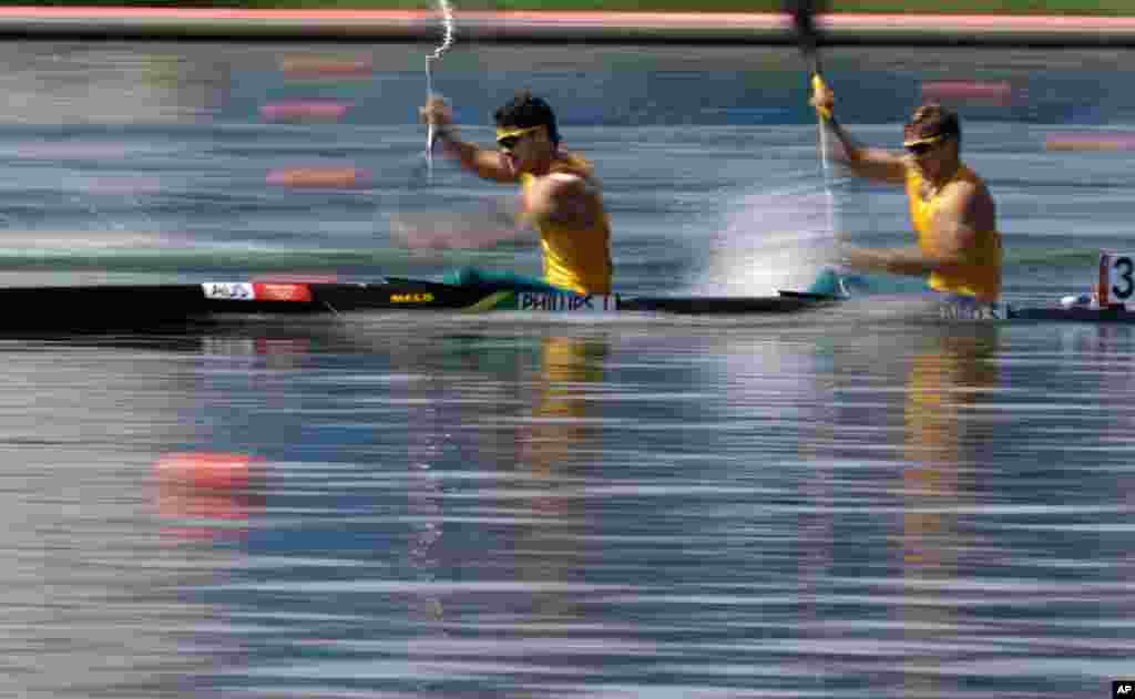 Jesse Phillips (tr&aacute;i) v&agrave; Stephen Bird của Australia ch&egrave;o thuyền kayak ở v&ograve;ng b&aacute;n kết đ&ocirc;i nam 200 m&eacute;t. AP Photo/Natacha Pisarenko