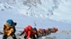 Antrian panjang pendaki gunung berbaris di jalur Gunung Everest tepat di bawah kamp empat, di Nepal, 22 Mei 2019. (Foto: AP)