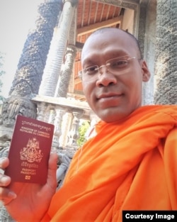 ព្រះសង្ឃ សឺន ទី បង្ហាញលិខិតឆ្លងដែនរបស់ព្រះអង្គ បន្ទាប់ពីអាជ្ញាធរវៀតណាមបានប្រគល់មកឲ្យព្រះអង្គវិញ កាលពីថ្ងៃទី១៤ ខែកុម្ភៈ ឆ្នាំ២០២០។
