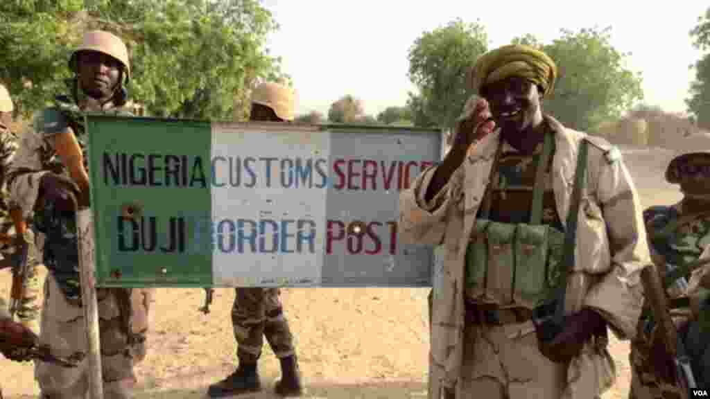 Des soldats nigériens au poste frontalier nigérian, à la frontière avec le Niger, près de Diffa