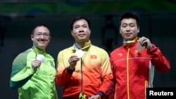 Xạ thủ Hoàng Xuân Vinh trở thành vận động viên đầu tiên của Việt Nam giành huy chương vàng tại đấu trường Olympic, sau khi vượt mặt một vận động viên Brazil gốc Hoa và một xạ thủ người Trung Quốc. 
