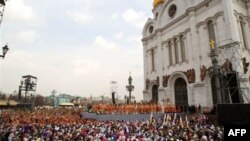 Перед церковью. Божественное стояние храм Христа Спасителя. Молебен в храме Христа Спасителя 2012 год. Молебен в 2011 году у храма Христа Спасителя. В храме Христа Спасителя молебен веры 2012.