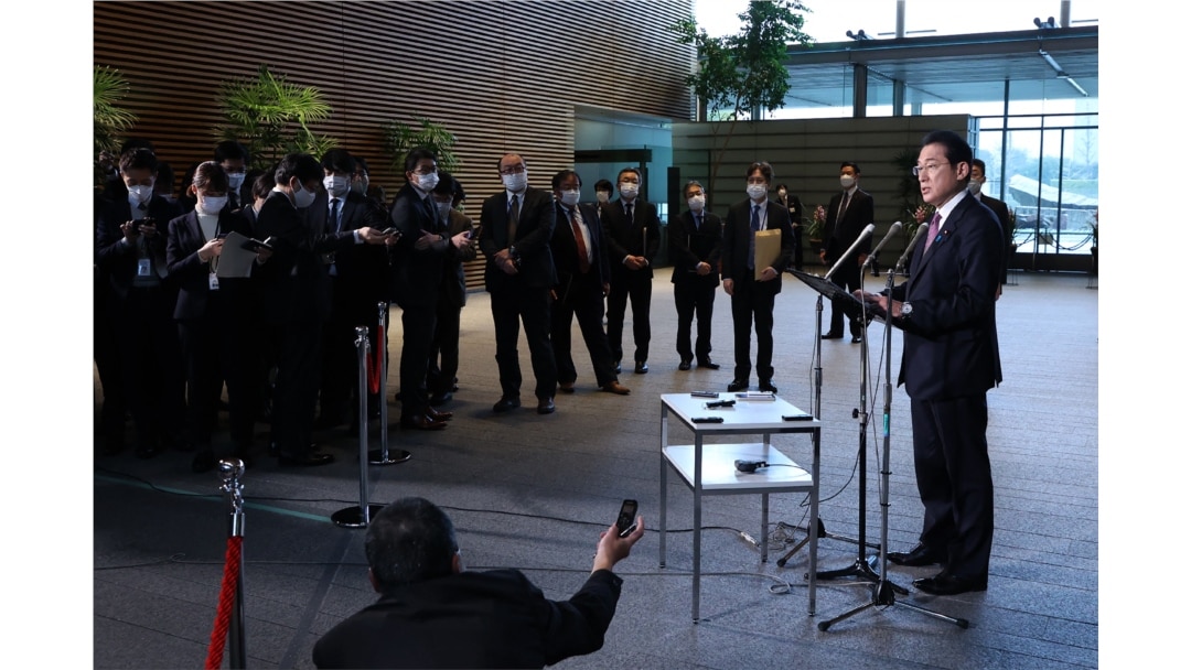 Perdana Menteri Jepang Fumio Kishida menjawab pertanyaan di kantor perdana menteri di Tokyo pada 11 Januari 2022. (Foto: JIJI PRESS/AFP)