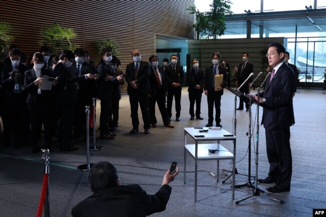 Perdana Menteri Jepang Fumio Kishida menjawab pertanyaan di kantor perdana menteri di Tokyo pada 11 Januari 2022. (Foto: JIJI PRESS/AFP)