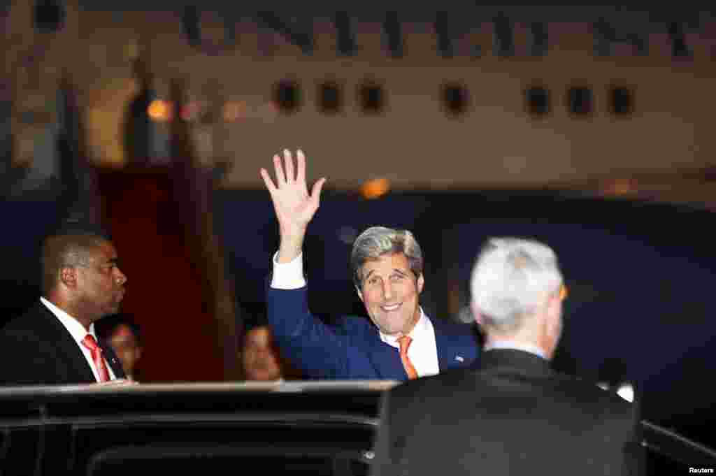 លោក John Kerry រដ្ឋមន្ត្រីការបរទេសសហរដ្ឋអាមេរិកបក់ដៃទៅកាន់ក្រុមអ្នកកាសែតក្រោយពេលលោកអញ្ជើញមកដល់អាកាសយានដ្ឋានអន្តរជាតិភ្នំពេញ កាលពីថ្ងៃទី២៥ ខែមករា ឆ្នាំ២០១៦។ (ព្រីងសំរាំង/REUTERS)