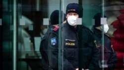 Seorang petugas polisi tampak berjaga di pintu masuk dari Coburg Palais, tempat dimana pembicaraan tentang proyek nuklir Iran berlangsung, di Wina, Austria, pada 29 November 2021. (Foto: AFP)