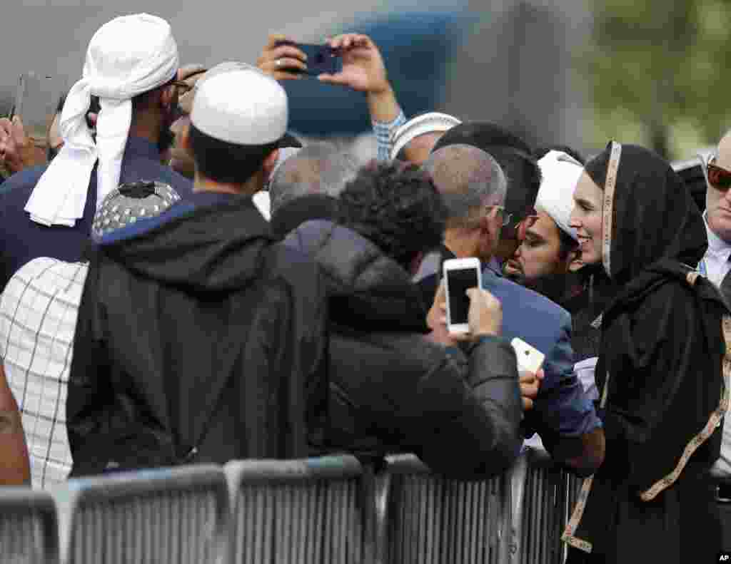نیوزی لینڈ کی وزیر اعظم جیسڈا ارڈن نماز جمعہ کے موقع پر کرائسٹ چرچ میں مسلمانوں سے مل رہی ہیں۔&nbsp;