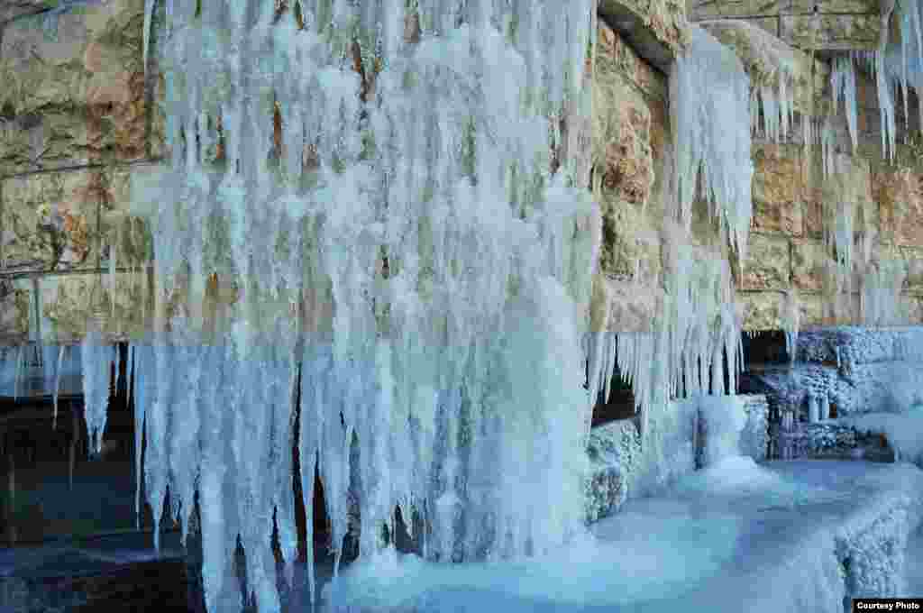 Đài phun nước đóng băng ở Bảo tàng Quốc gia Thổ dân Mỹ ở thủ đô Washington, Mỹ (Ảnh của Dimitris Manis/VOA)