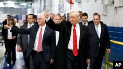دونالد ترامپ و مایک پنس در جریان بازدید از کارخانه کریر - ایندیانا