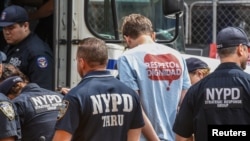 Polisi New York menangkap seorang pria dari kelompok yang menamakan diri mereka "Make the Road" dalam aksi protes untuk memberikan dukungan terhadap program DACA saat berlangsungnya Sidang Majelis Umum Perserikatan Bangsa-Bangsa (PBB) di New York City, 19 September 2017.