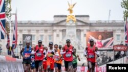 Eliud Kipchoge et autres athlètes lors du marathon de Londres, Angleterre, le 4 octobre 2020.
