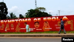 Áp phích khuyến cáo về dịch bệnh Ebola với hàng chữ 'Các triệu chứng của Ebola' tại Monrovia, Liberia, ngày 12/10/2014.