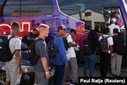 FILE - Venezuelan migrants wait in line to board a bus to New York at the Centro de los Trabajadores Agricolas Fronterizos in El Paso, Texas, U.S., September 2, 2022. (REUTERS/Paul Ratje)