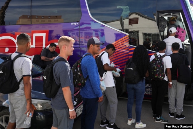 FILE - Venezuelan migrants wait in line to board a bus to New York at the Centro de los Trabajadores Agricolas Fronterizos in El Paso, Texas, U.S., September 2, 2022. (REUTERS/Paul Ratje)