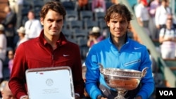 Rafael Nadal yang menjuarai Paris Open tahun lalu, bersama runner up, Roger Federer, melaju ke babak perempat final Qatar Terbuka 2012 (foto: dok).