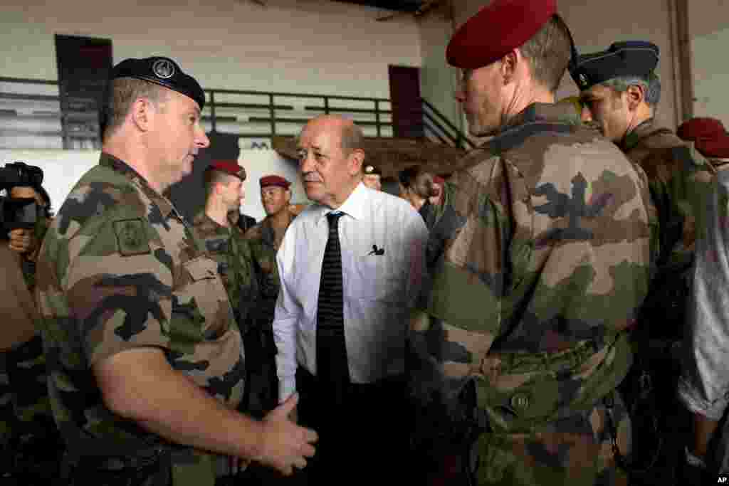 Les Etats-Unis avaient approuvé une assistance de 10 million de dollars pour assister la France dans la lutte contre le terrorisme en Afrique de l&rsquo;Ouest. Sur la photo, le ministre français de la défense Jean-Yves Le Drian parle avec des soldats français, le 2 janvier 2014. 