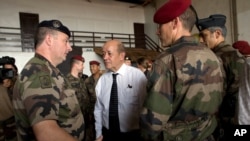 Le ministre français de la Défense Jean-Yves Le Drian en train de discuter avec des soldats françaisde fichiers pris en République centrafricaine, le 2 janvier 2014.