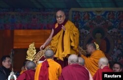 티베트의 정신적 지도자인 달라이 라마가 5일 인도 아루나찰 프라데시 주 봄디야에서 설법하고 있다.
