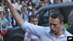 Tokoh oposisi Rusia Alexei Navalny berbicara di depan pengadilan Moskow. (Foto: Dok)