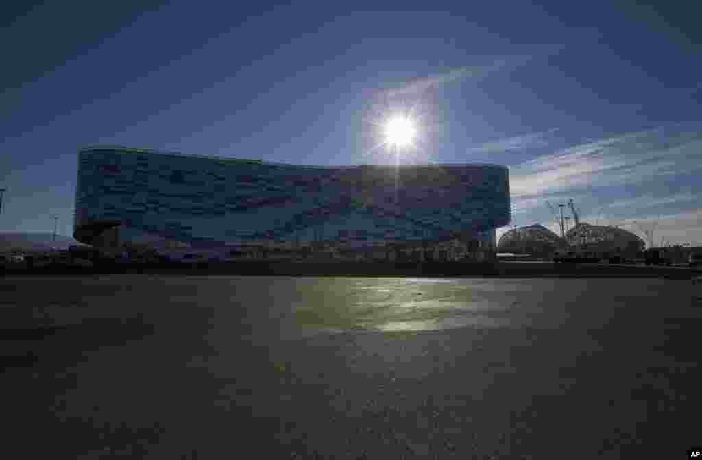 A arena Iceberg e o estádio Olympic Fisht em Sochi.