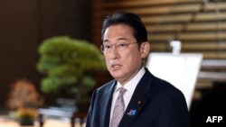 기시다 후미오 일본 총리가 19일 총리관저에서 기자들의 질문에 답하고 있다.