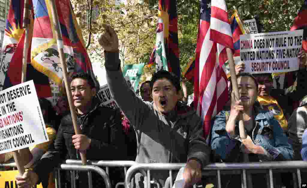 Warga Tibet berdemonstrasi di dekat markas besar PBB pada saat berlangsungnya Sidang Majelis Umum PBB, New York (25/9).