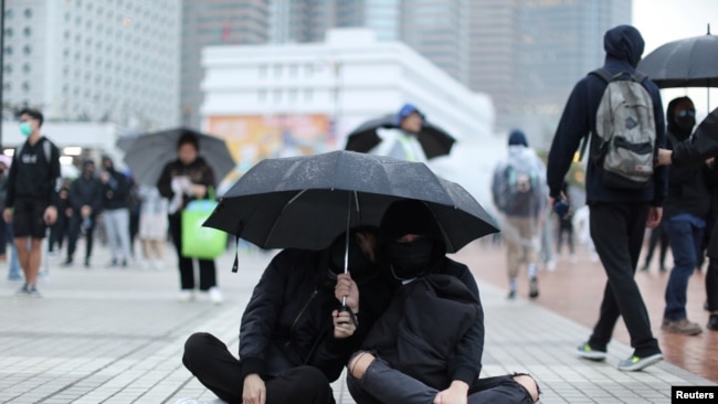 香港示威者星期天（12月29日）在雨中继续抗议。