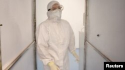 Arhiva - Zdravstvena radnica ulazi u dezinfencionu komoru nakon smene, u kovid bolnici u Novom Sadu, 8. septembra 2021. (Foto: Rojters, Zorana Jevtić) 