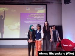 Dari kanan ke kiri: Aktris Velove Vexia, Programme Management Specialist UN Women, Lily Puspasari, Direktur Lembaga Bantuan Hukum Apik Siti Mazuma. (Foto: VOA/Ahmad Bhagaskoro).