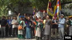 Tibetans and supporters protest in front of the Chinese Embassy in New Delhi to mark the 58th anniversary of China’s presence in Tibet, March 10, 2017. (T. Wangyal/VOA)