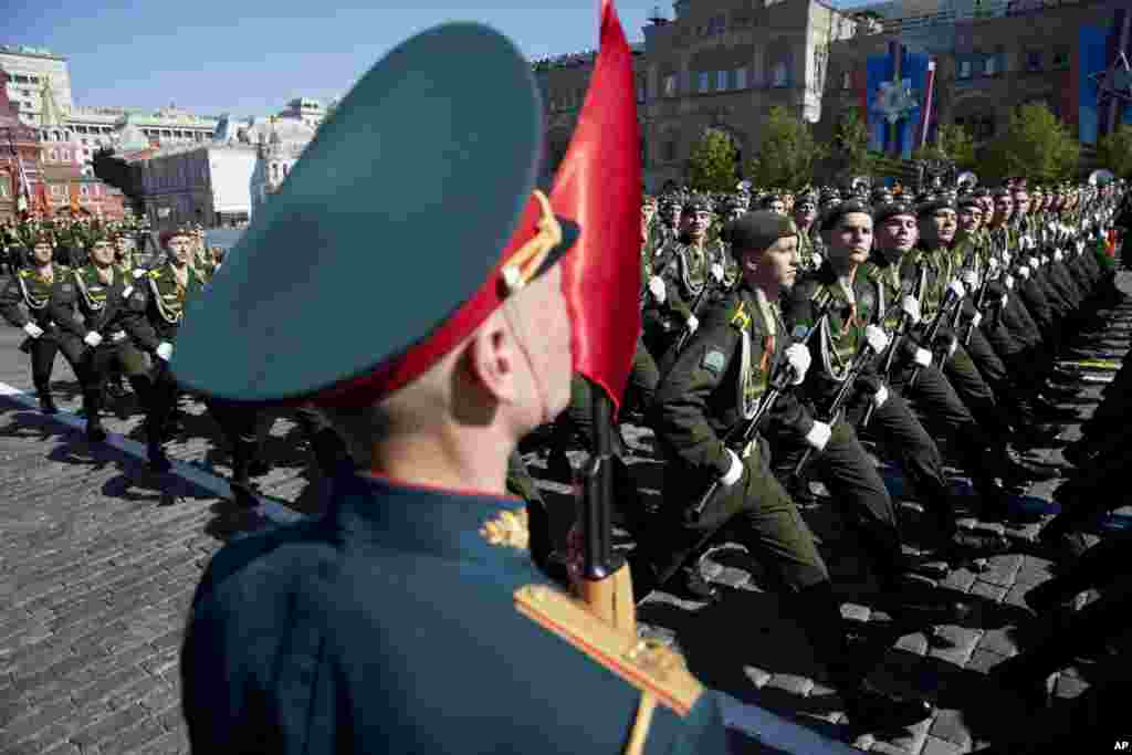 Tentara Rusia berbaris di Moskow, Jumat (9/5), dalam Parade Hari Kemenangan, memperingati keberhasilan Rusia mengalahkan pasukan Nazi, Jerman tahun 1945.