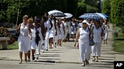 Members of Cuban female dissident group Ladies in White demonstrate during their weekly march in Havana, Cuba, 19 Sep 2010. Cuba's Roman Catholic Church announced last week that three more political prisoners are set to be released into exile in Spain.