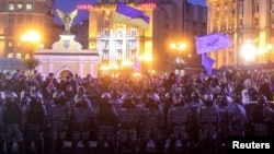 乌克兰民众在基辅独立广场抗议政府放弃贸易协议，警方与民众对峙