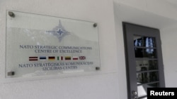 Вхід до Центру НАТО зі стратегічних комунікацій (NATO Strategic Communications Centre of Excellence) у Ризі, Латвія