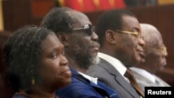 De la gauche, l'ancienne première dame ivoirienne, Simone Gbagbo, l'ancien Premier ministre, Gilbert Ake N'Gbo, le chef du Front populaire ivoirien (FPI), Pascal Affi N'Guessan, et le vice-président du FPI, Aboudramane Sangaré, au premier jour du procès de Mme Gbagbo, devant la Cour d'Assises d'Abidjan.