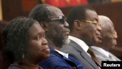 De la gauche, l'ex-première dame ivoirienne Simone Gbagbo, l'ancien Premier ministre Gilbert Ake N'Gbo, le président du FPI (avant la désignation de Laurent Gbagbo par une partie des membres) Pascal Affi N'Guessan et l'ex vice-président du FPI Aboudramane Sangare lors de la première journée du procès contre Simone Gbagbo, devant la cour d'assise d'Abidjan.