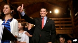 Gabriel Gómez celebra junto a su hija Olivia el triunfo en las primarias senatoriales de Massachusetts.