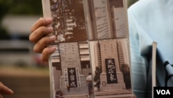 八九香港民主導賞團重溫當年港人聲援八九民運活動的舊照片 (美國之音湯惠芸拍攝)